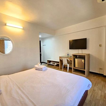 Crown Bts Nana Hotel Бангкок Екстер'єр фото
