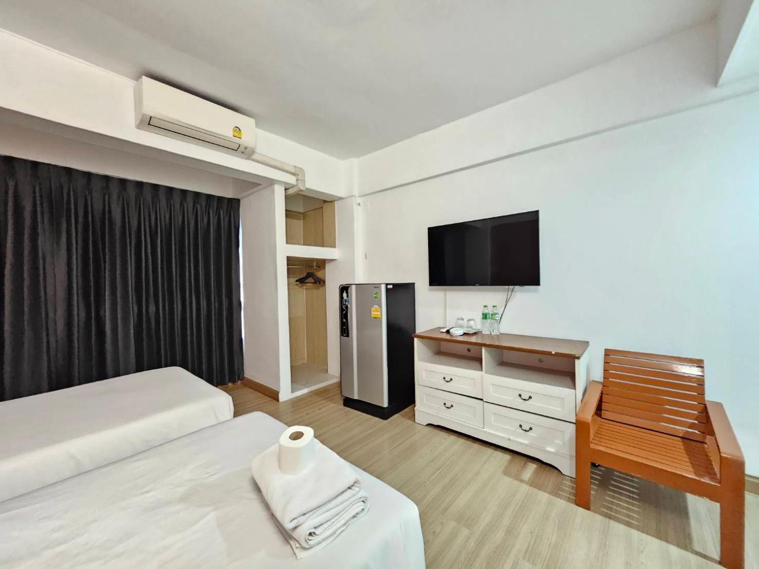Crown Bts Nana Hotel Бангкок Екстер'єр фото