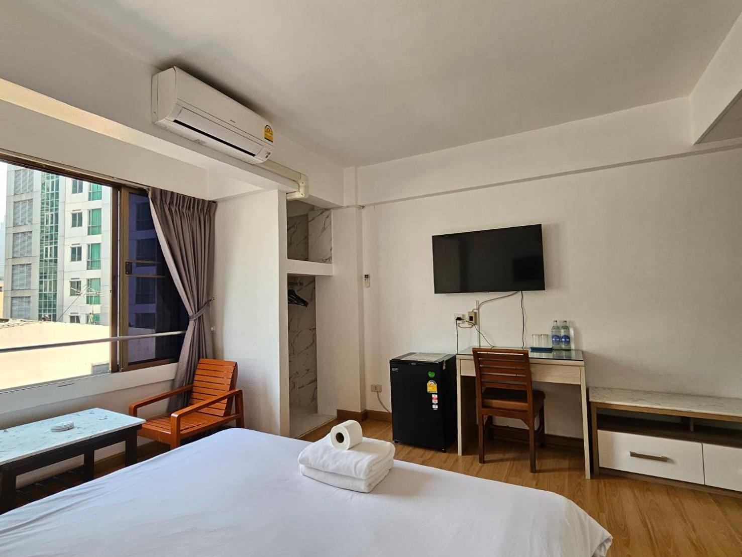 Crown Bts Nana Hotel Бангкок Екстер'єр фото