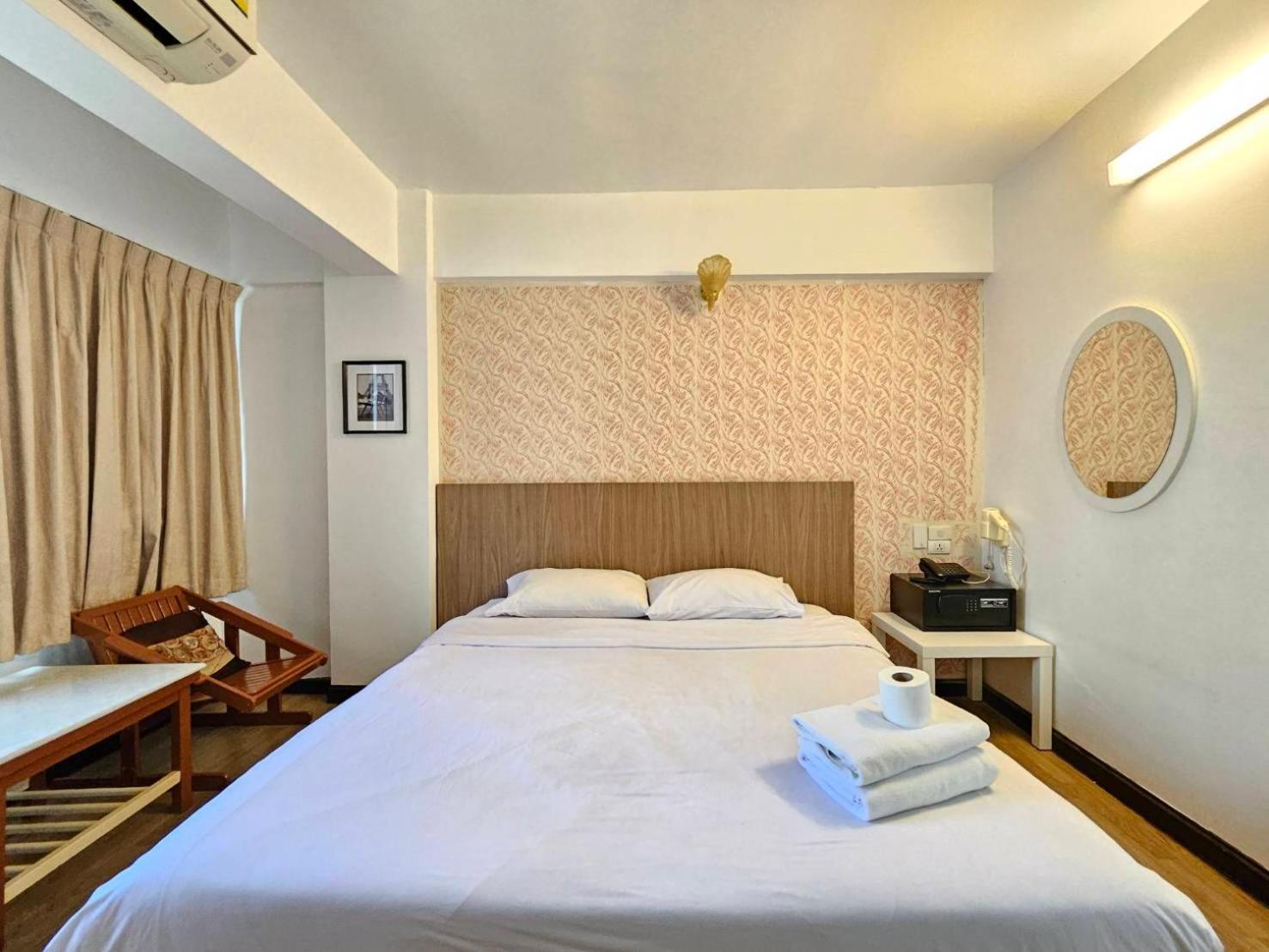 Crown Bts Nana Hotel Бангкок Екстер'єр фото
