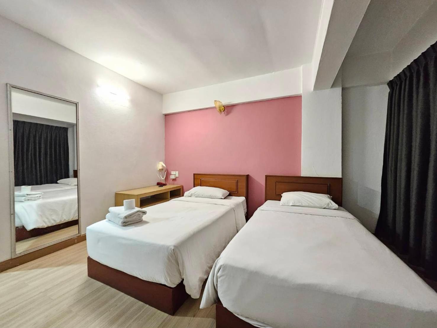 Crown Bts Nana Hotel Бангкок Екстер'єр фото