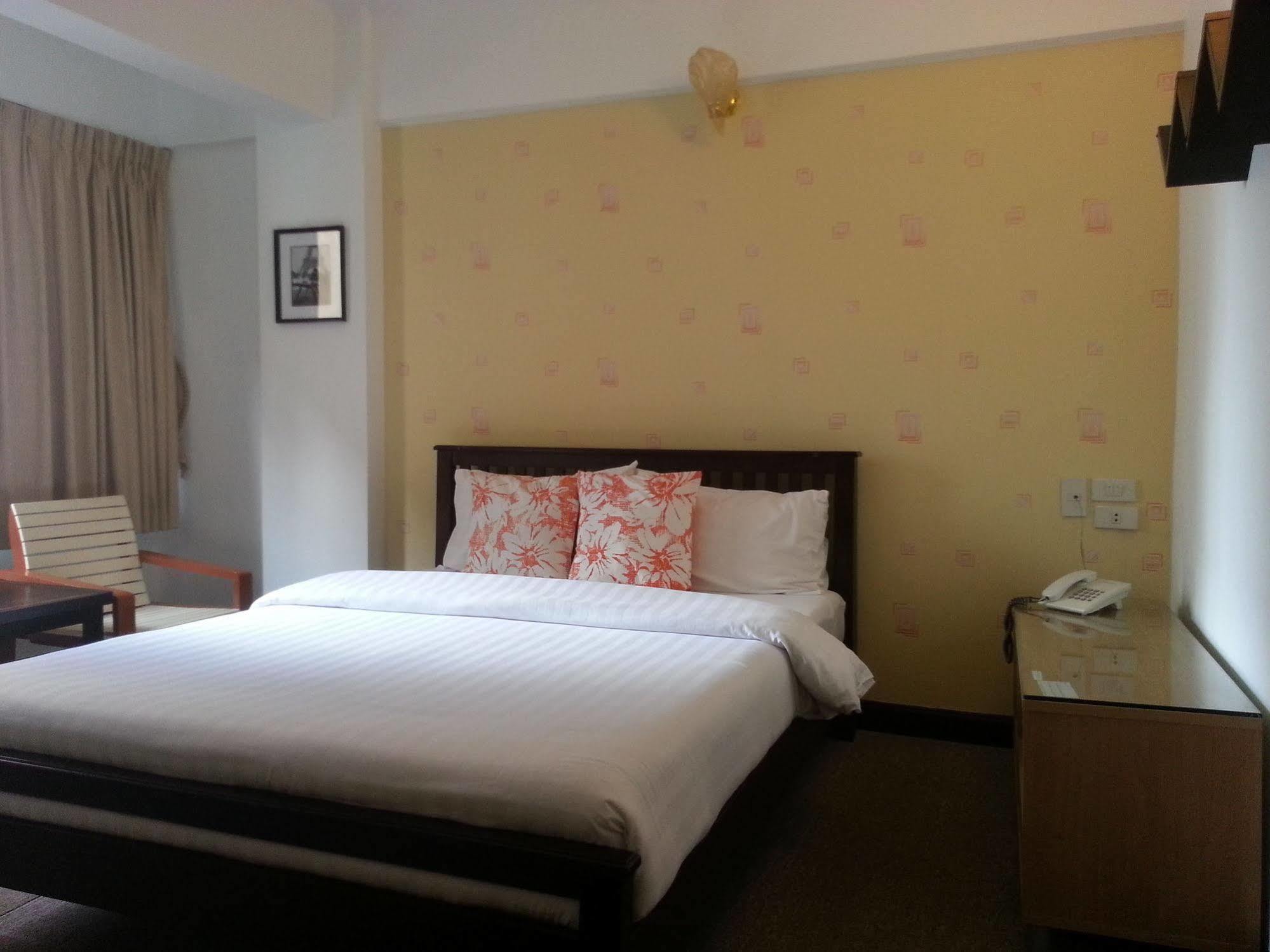 Crown Bts Nana Hotel Бангкок Екстер'єр фото
