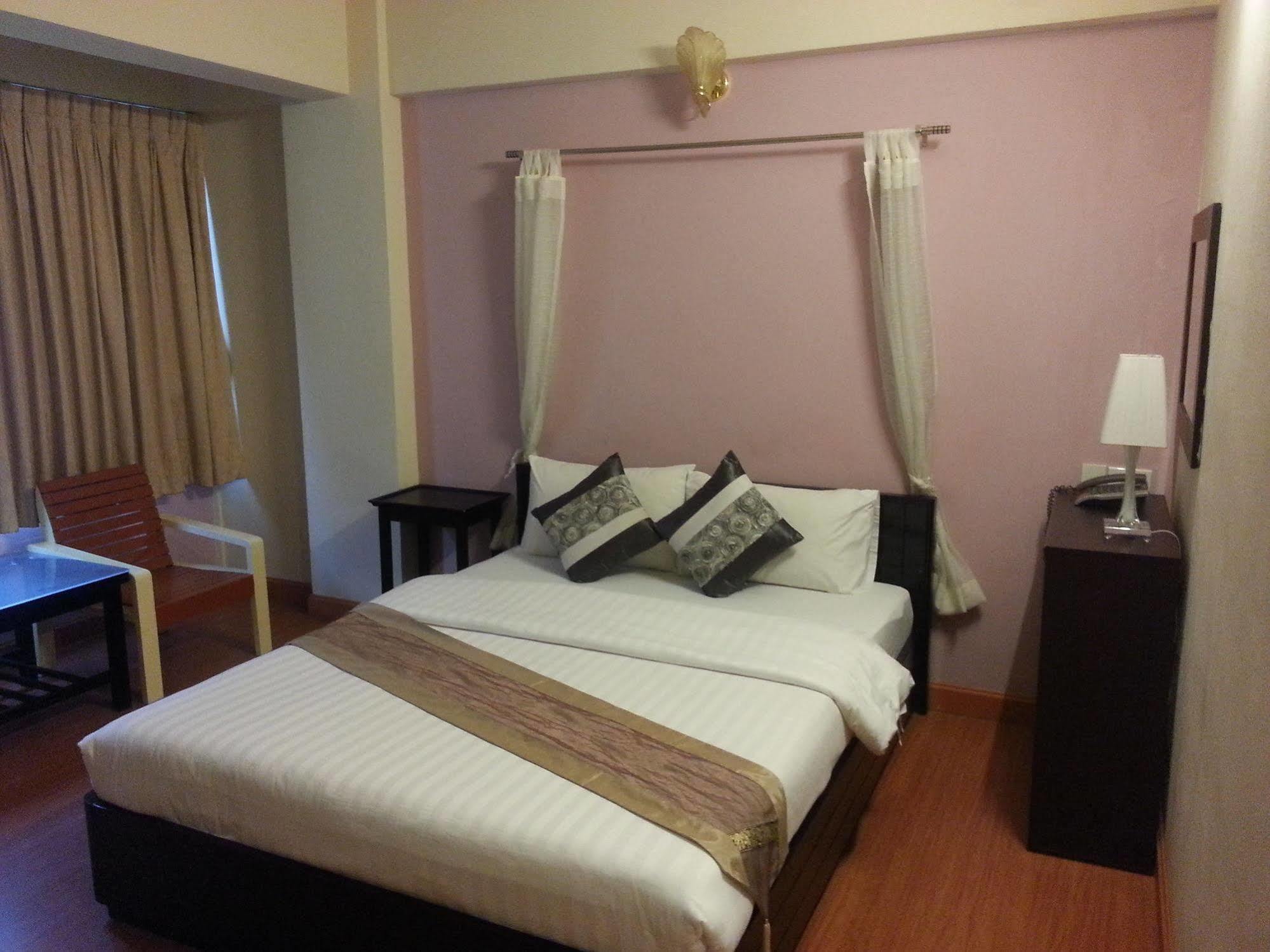 Crown Bts Nana Hotel Бангкок Екстер'єр фото