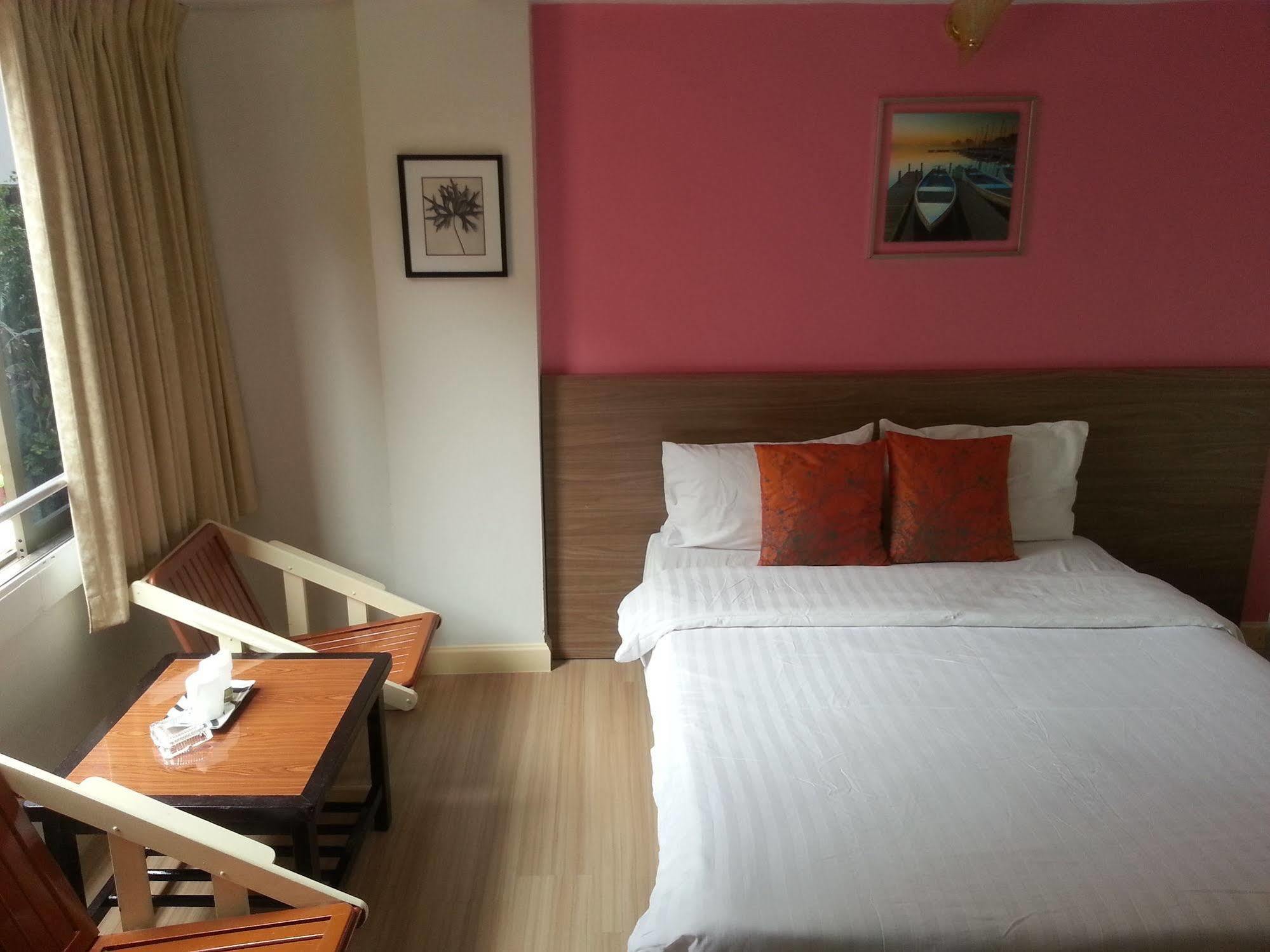 Crown Bts Nana Hotel Бангкок Екстер'єр фото