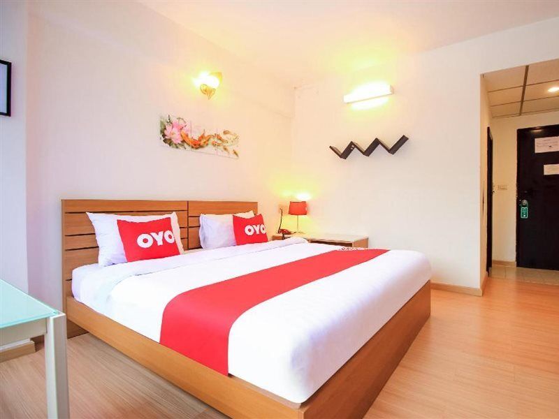 Crown Bts Nana Hotel Бангкок Екстер'єр фото